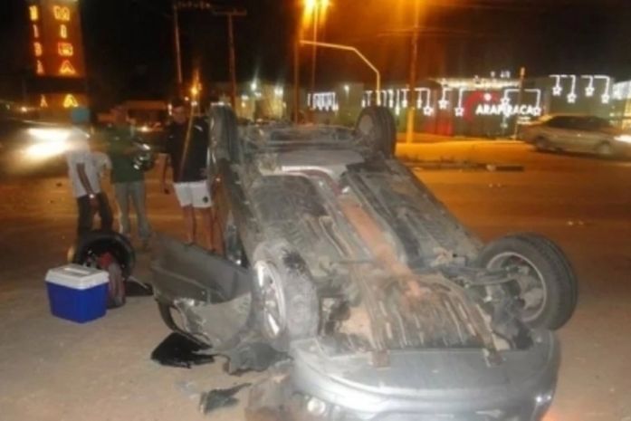 Carro capota após colidir em veículo no município de Arapiraca
