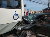 Colisão envolvendo carro e ônibus deixa três crianças feridas na Av. Menino Marcelo