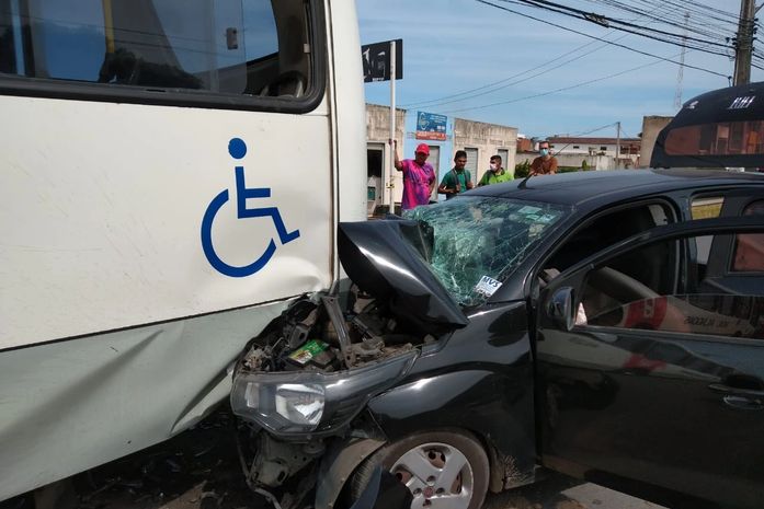 Colisão envolvendo carro e ônibus deixa três crianças feridas na Av. Menino Marcelo