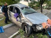 Motorista embriagado bate em dois carros e capota na Pajuçara 