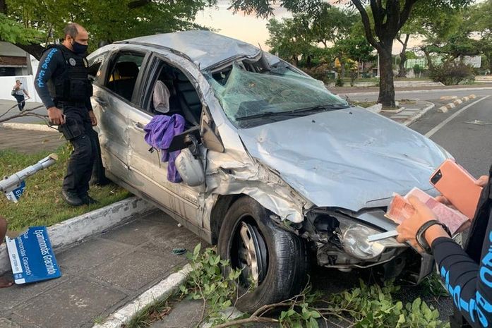 Motorista embriagado bate em dois carros e capota na Pajuçara