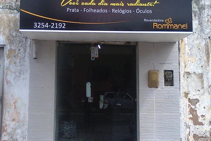 Dupla assalta joalheria e leva R$ 30 mil em produtos