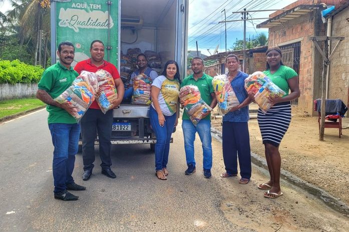 Barra de Santo Antônio: Programa Alimentando Famílias da Prefeitura Municipal Transforma Vila dos pescadores com Entrega de Cestas Básicas