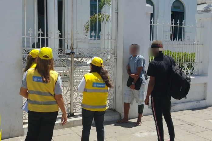 Agentes do Ronda no Bairro conduzem pessoas em situação de rua para abrigos em Maceió