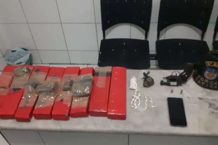 Suspeito de tráfico é flagrado com quase 8kg de maconha guardados em residência 