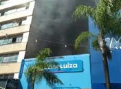 Vídeo: Incêndio de grandes proporções atinge loja de eletrodomésticos, no Centro de Maceió