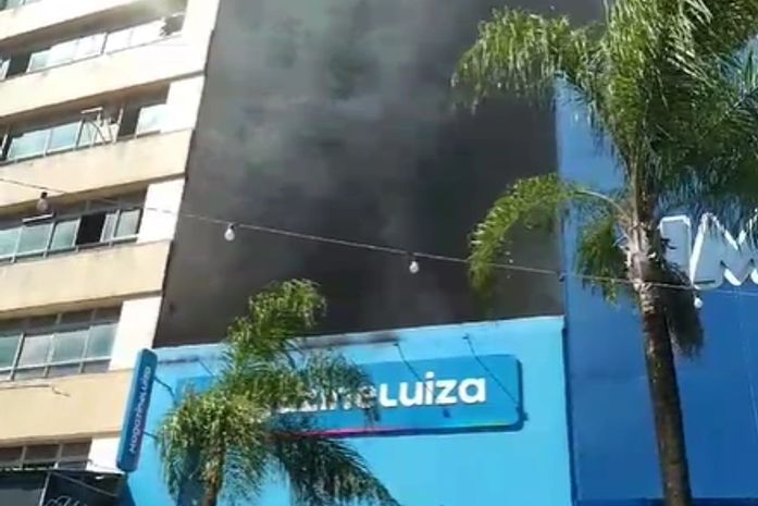 Vídeo: Incêndio de grandes proporções atinge loja de eletrodomésticos, no Centro de Maceió