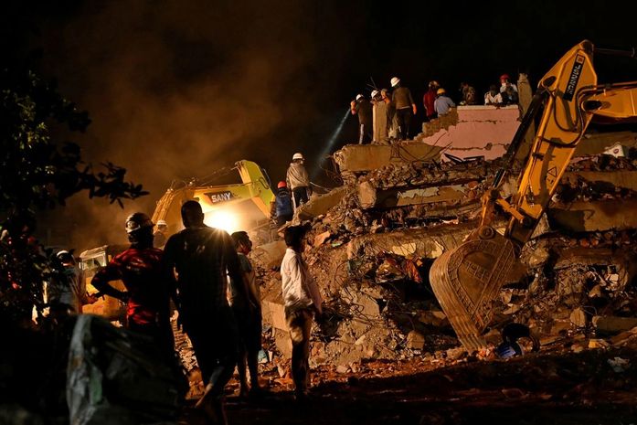 Ao menos 100 pessoas podem estar sob escombros em desabamento na Índia