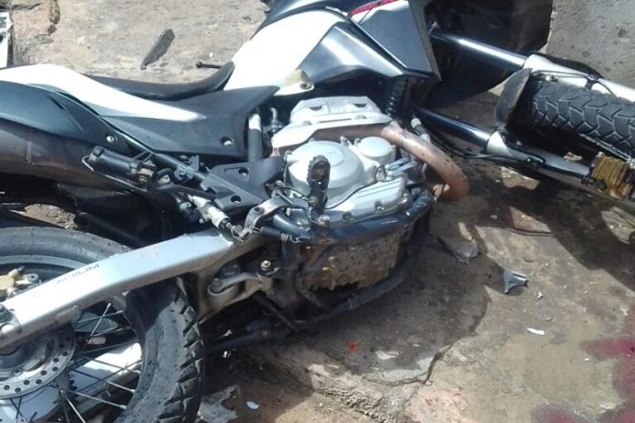 Acidente entre carro e moto deixa adolescente ferido