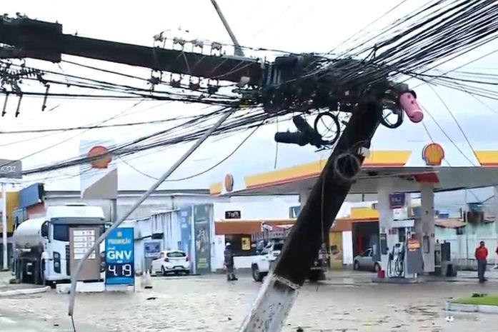 Motorista embriagado é preso após derrubar poste e deixar trânsito complicado na Av. Menino Marcelo