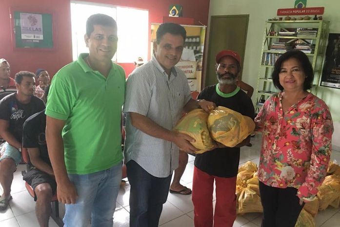 Prefeitura de União entrega cestas básicas para catadores