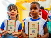 Prefeitura de Maceió distribui mais de 15 mil vales-livros para estudantes e professores durante a Bienal