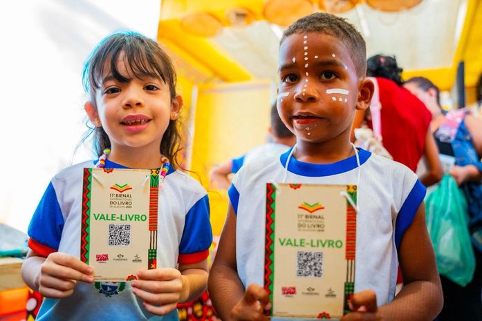 Prefeitura de Maceió distribui mais de 15 mil vales-livros para estudantes e professores durante a Bienal