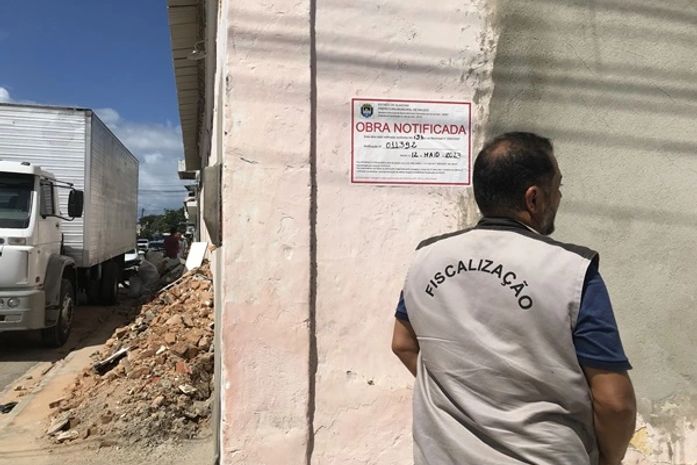 Duas obras irregulares são notificadas e multadas no bairro do Poço, em Maceió