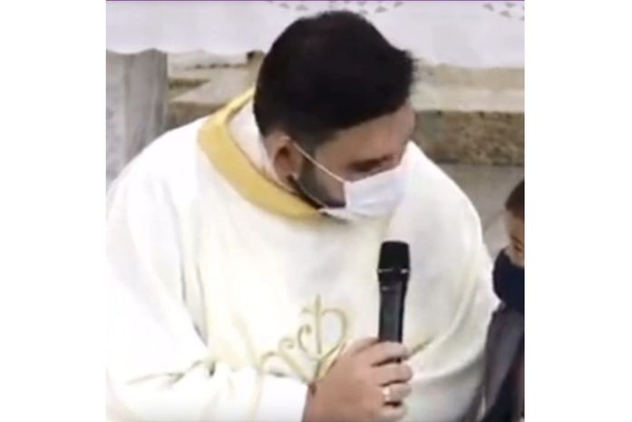 “Você pode rezar pelo meu padrinho? É porque ele tá intubado.”-pediu o menino , João Miguel, ao padre.