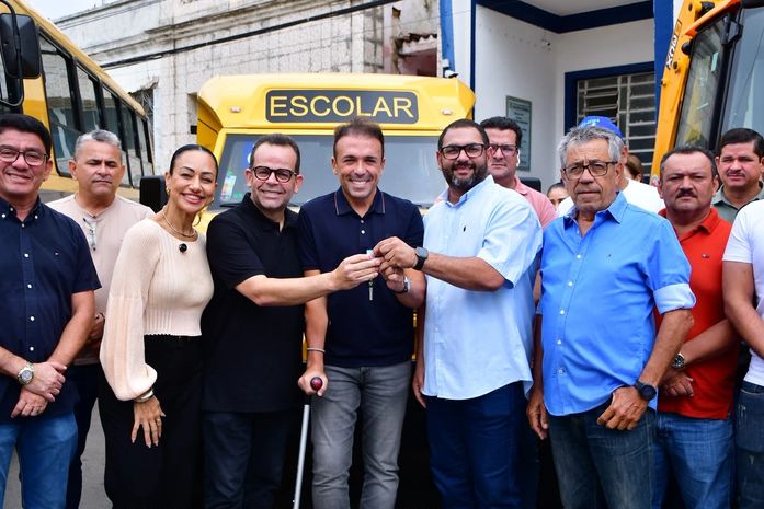Prefeito de Major Izidoro, Theobaldo Cintra entrega novos veículos e máquinas ao município