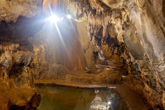 Por conta da pandemia da covid-19 a visitação à Gruta de Maquiné foi proibida ,e depois de décadas, a água que tinha secado, voltou a jorrar.