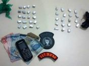 Mulher é presa e menor apreendida por tráfico de drogas em Penedo