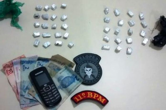 Mulher é presa e menor apreendida por tráfico de drogas em Penedo