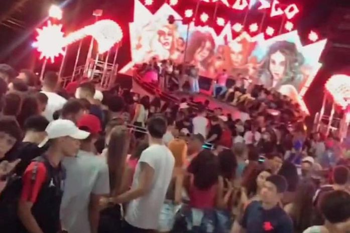 Promoção em parque de diversões provoca aglomeração, confusão e correria; veja vídeos