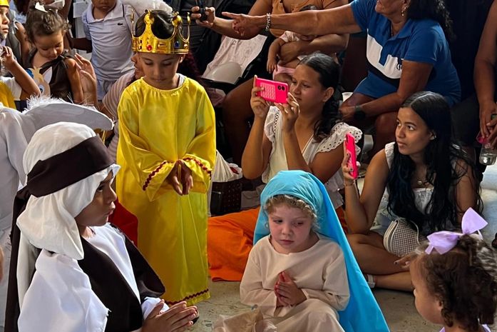 Alunos do Gigantinhos participam de espetáculo natalino que combina canções e representação teatral
