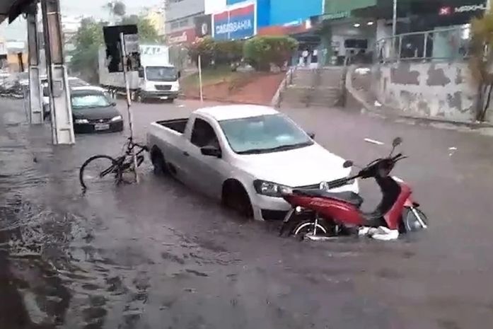 Temporal provoca alagamento em várias ruas e bairros de Arapiraca na tarde desta sexta (10)