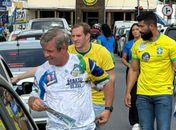 Cabo Bebeto e Fábio Costa iniciam semana com adesivaço nos sinais do Farol