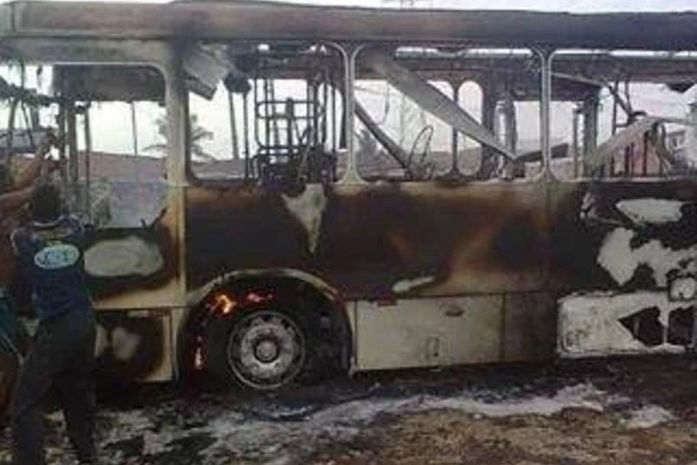 População incendeia ônibus no Colibri