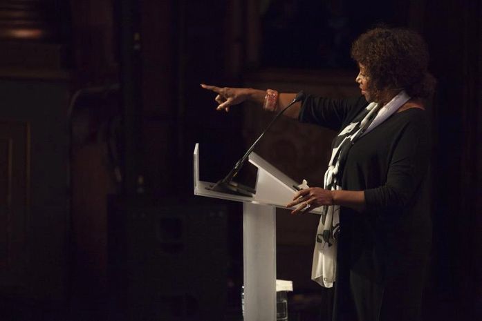 "A minha mãe disse-me que não posso brincar contigo porque tu és preta"-disse o menino