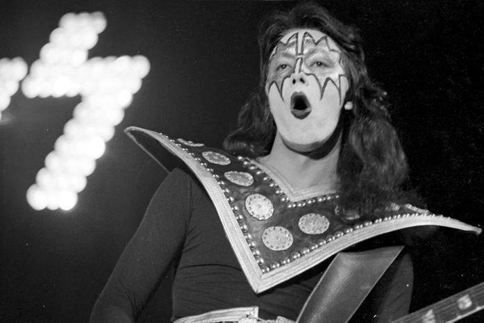 Morre Ace Frehley, guitarrista fundador do Kiss, aos 74 anos