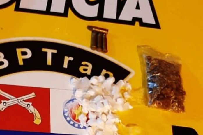 Após denúncia, polícia prende acusado de tráfico de drogas e apreende cocaína