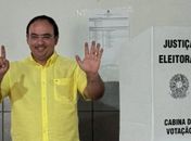 O prefeito Leandro Silva vota cedo em Junqueiro e reafirma confiança na vitória
