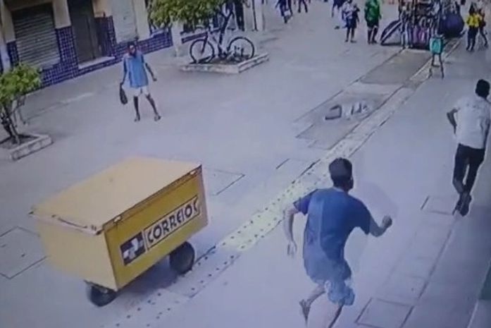 Vídeo: Homem é esfaqueado no calçadão do comércio, em Maceió
