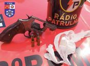 Arma e droga foram apreendidas