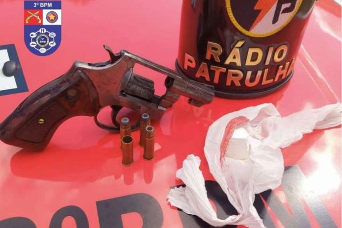 Arma e droga foram apreendidas