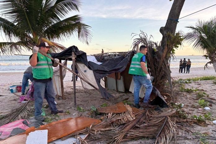 Após denúncias, barracos irregulares e fogueiras são removidos da Praia da Avenida