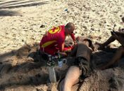 Bombeiros resgatam banhista vítima de afogamento em Jacarecica, em Maceió