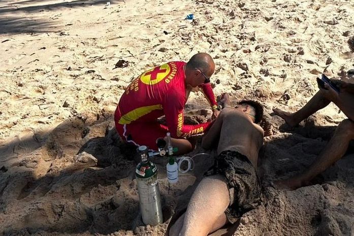 Bombeiros resgatam banhista vítima de afogamento em Jacarecica, em Maceió