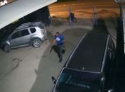 Câmeras flagram momento em que suspeito invade oficina automotiva e furta R$ 5 mil em equipamentos
