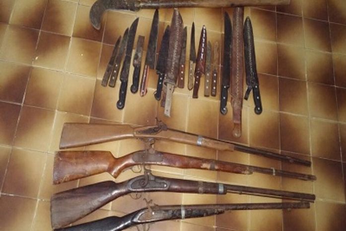 Polícia prende trio com armas em residências