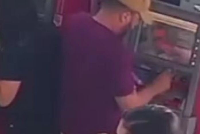 Mulher tem cartão furtado enquanto sacava benefício em supermercado; assista ao vídeo