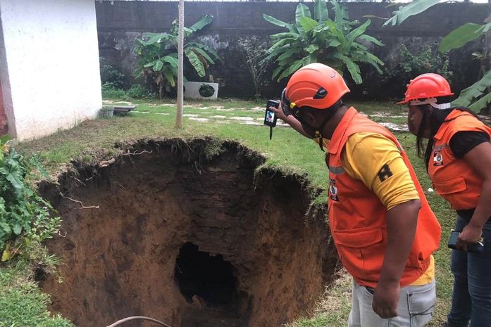 Vídeo que mostra cratera aberta em residência no Pinheiro chama atenção de moradores