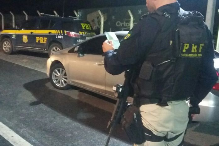 Dois carros clonados foram recuperados pela PRF