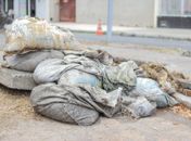 Cerca de 350 kg de areia são retirados de sistema de drenagem na Jatiúca