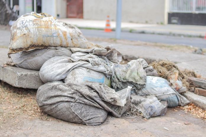Cerca de 350 kg de areia são retirados de sistema de drenagem na Jatiúca