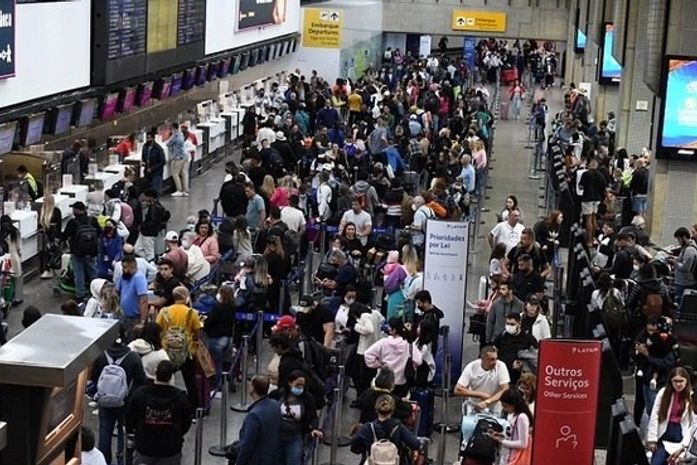 Mais voos são cancelados e atrasam no 5º dia de greve dos aeronautas, após rejeição à proposta do TST