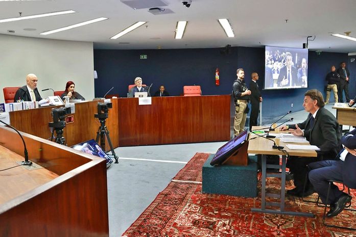 Golpe de ditador: por duas frentes de batalha, a esquerda destrói a democracia brasileira 