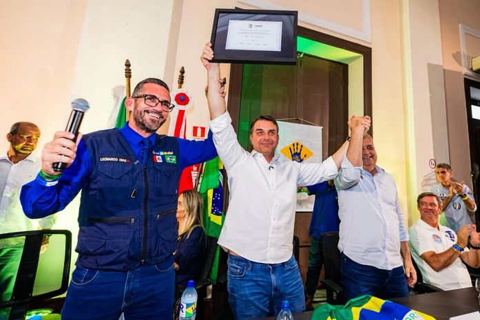 Leonardo Dias entrega Título de Cidadão Honorário de Maceió a Flávio e relembra Bolsonaro
