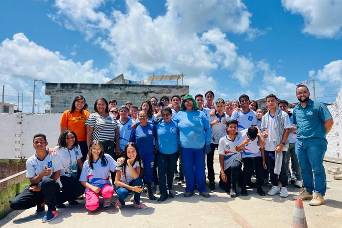 Alunos de escola no Vergel passeiam de Ecoboat e conhecem Ecoponto em ação da Autarquia de Limpeza Urbana