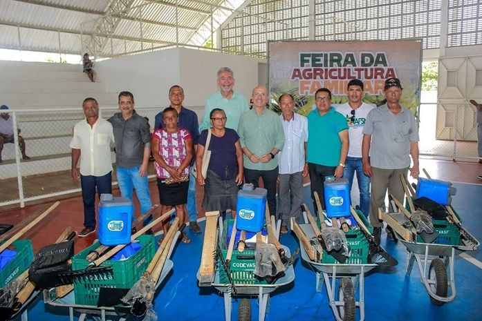 Trabalhadores da agricultura familiar de Penedo recebem 300 kits com ferramentas e EPIs